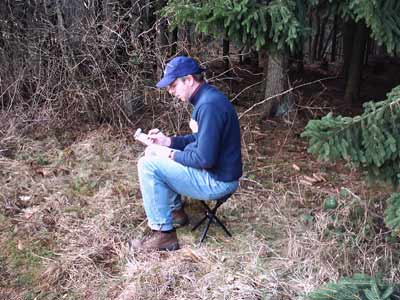 Zeichner mit Dreibeinhocker